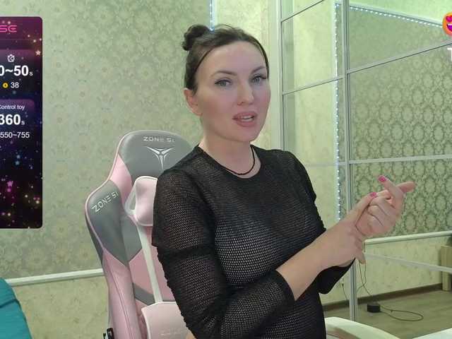 DIVORA's BongaCams show and profile