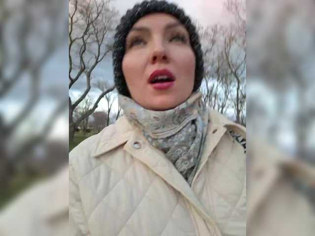 DIVORA's BongaCams show and profile