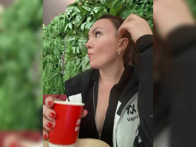 DIVORA's BongaCams show and profile