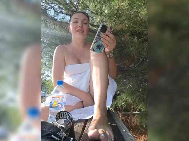 Divora (34, White Cam Girl) performing squirt.