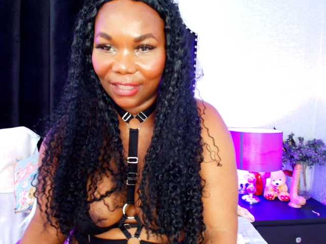 JelanyBankol live cam profile