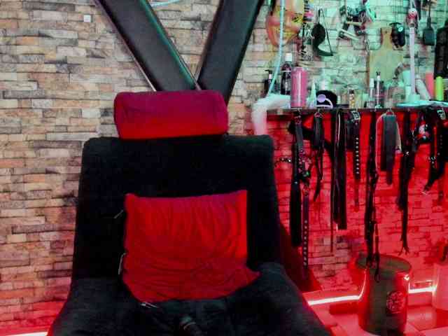 LunaLukisBdsm webcam