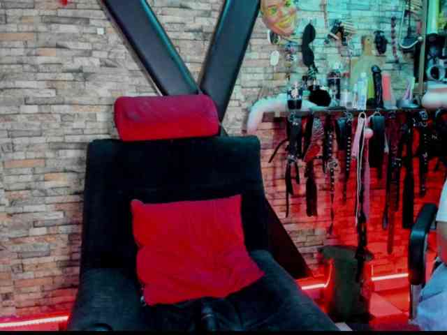 LunaLukisBdsm webcam