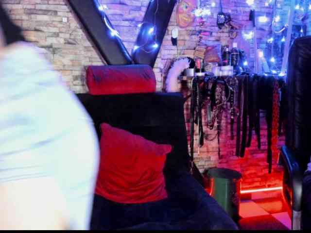 LunaLukisBdsm webcam