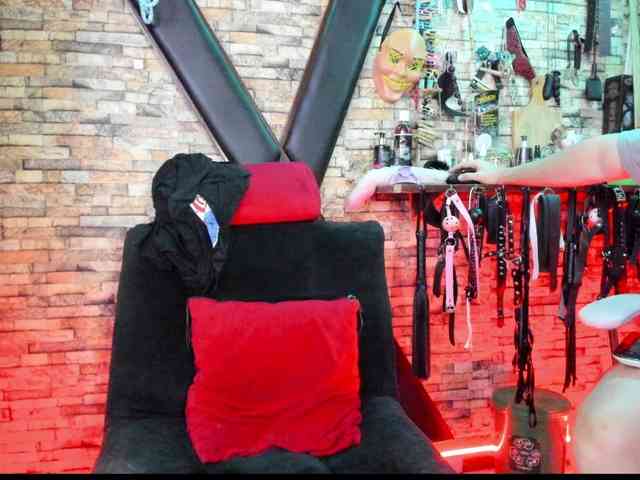 LunaLukisBdsm webcam