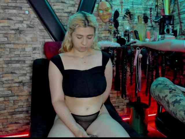 LunaLukisBdsm webcam