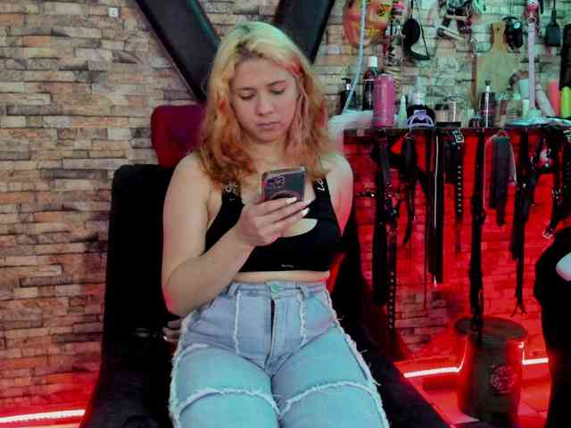 LunaLukisBdsm webcam