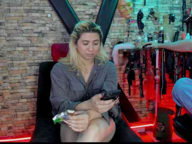 LunaLukisBdsm webcam