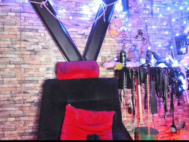 LunaLukisBdsm webcam