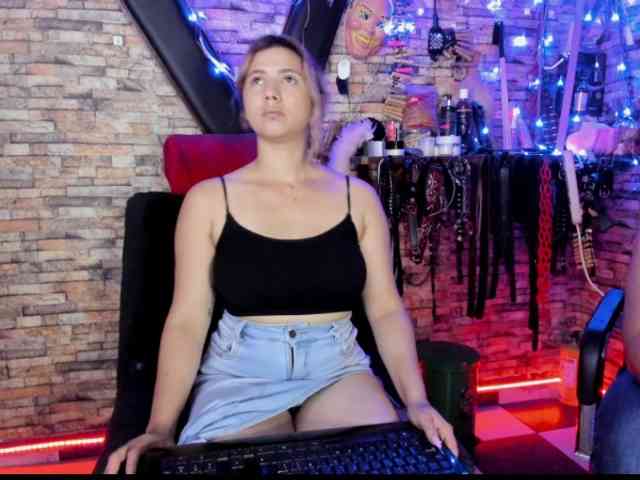 LunaLukisBdsm webcam