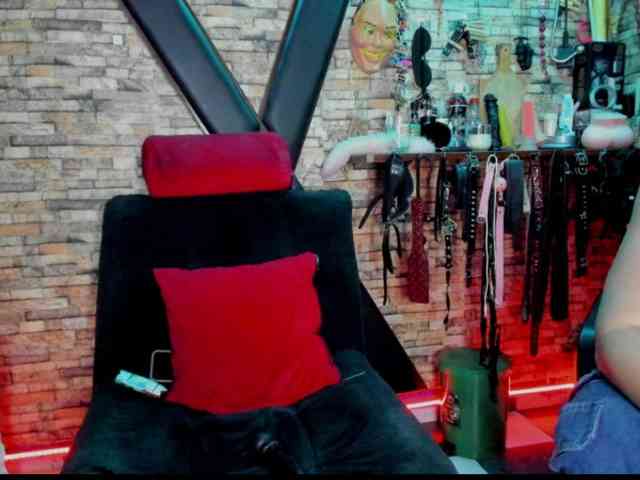 LunaLukisBdsm webcam