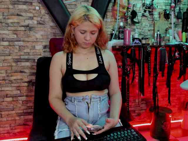 LunaLukisBdsm webcam