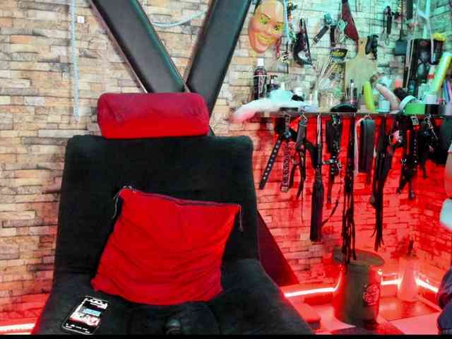 LunaLukisBdsm webcam