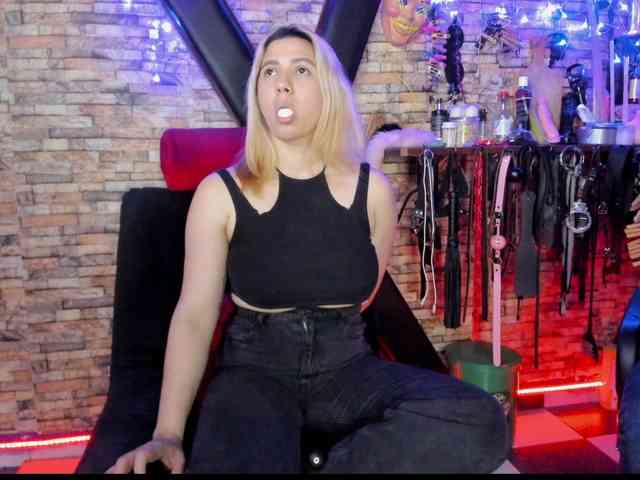 LunaLukisBdsm webcam