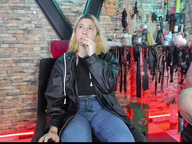 LunaLukisBdsm webcam