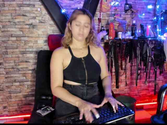 LunaLukisBdsm webcam