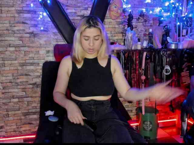 LunaLukisBdsm webcam