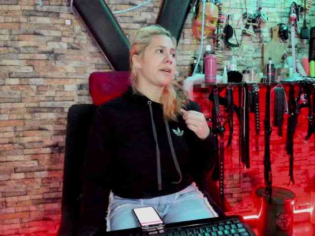LunaLukisBdsm webcam