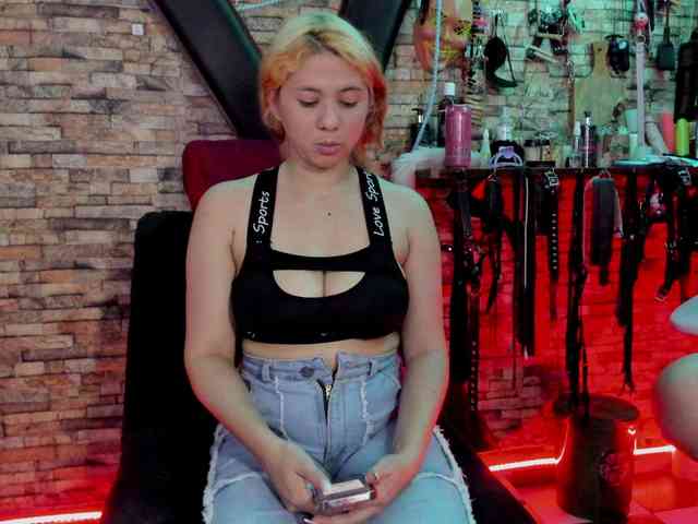 LunaLukisBdsm webcam