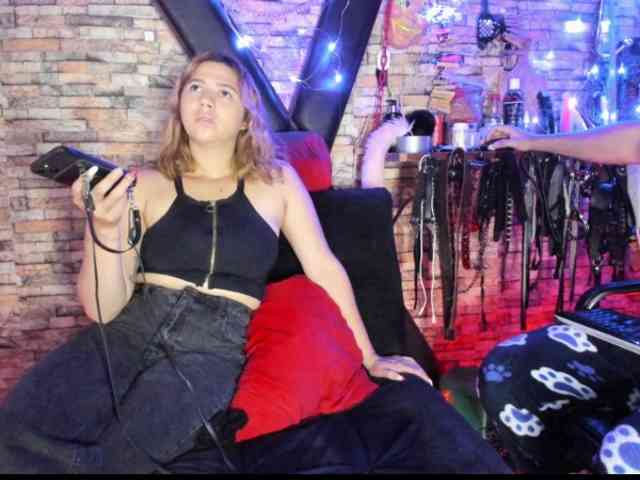 LunaLukisBdsm webcam