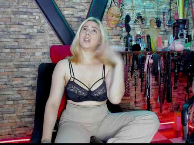 LunaLukisBdsm webcam