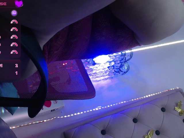 EmmaPink3's BongaCams show and profile