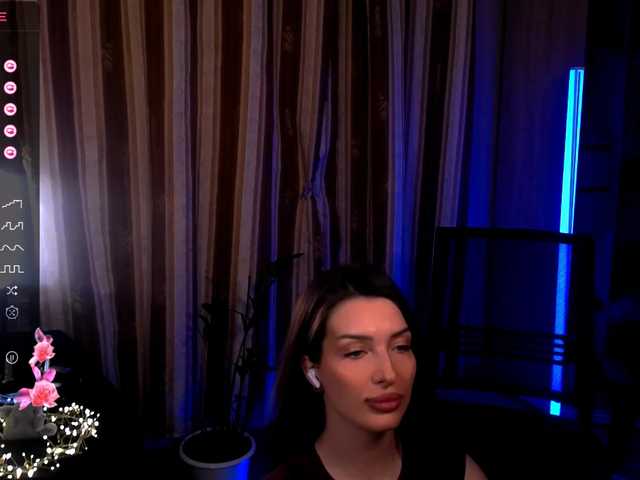 LauraBess's BongaCams show and profile