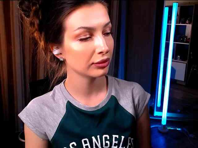 LauraBess webcam
