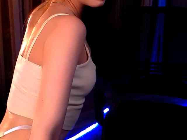 LauraBess webcam