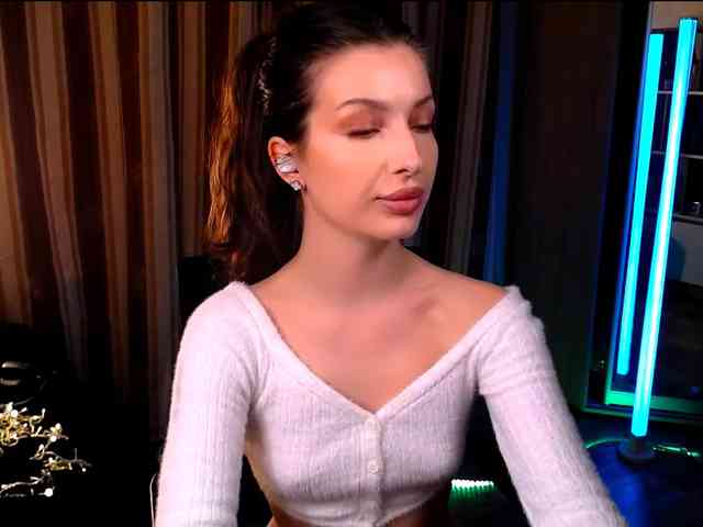 LauraBess webcam