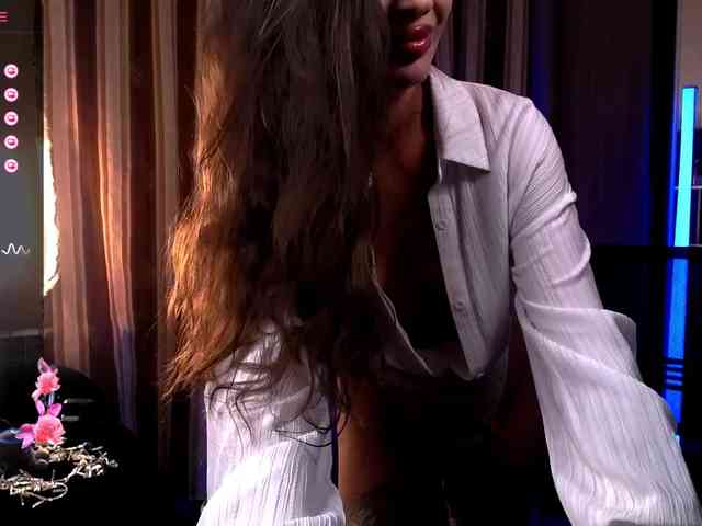 LauraBess webcam