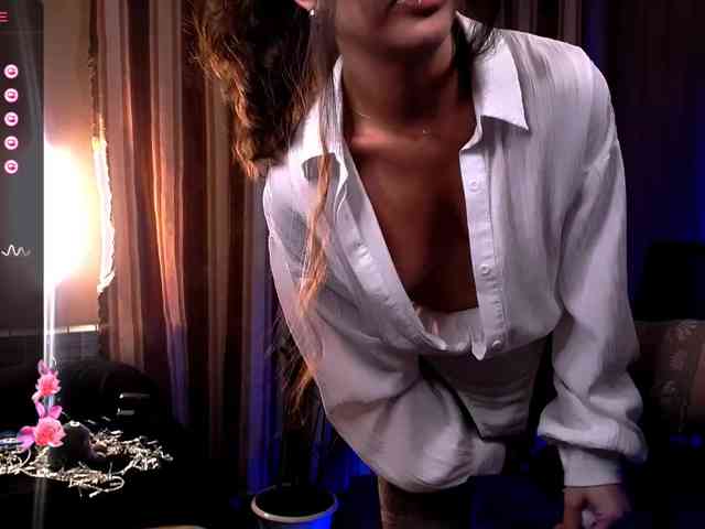 LauraBess webcam
