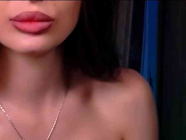 LauraBess webcam