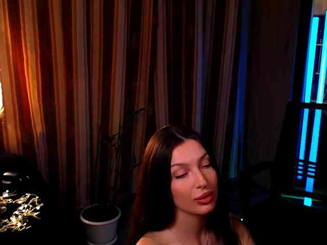 LauraBess webcam