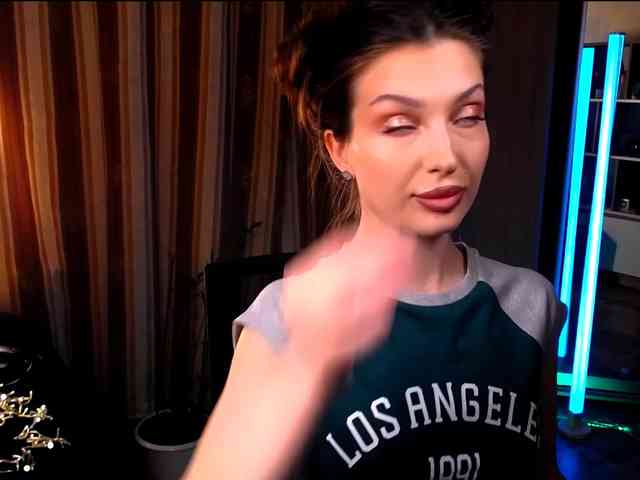 LauraBess webcam