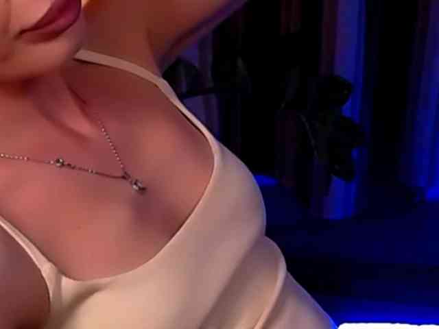 LauraBess webcam