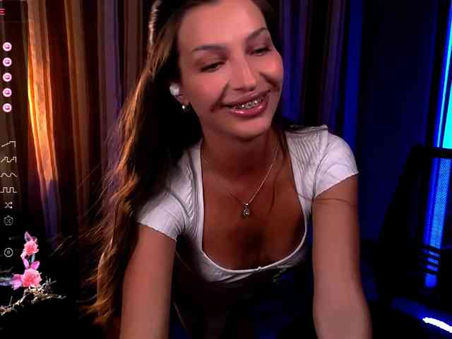 LauraBess webcam