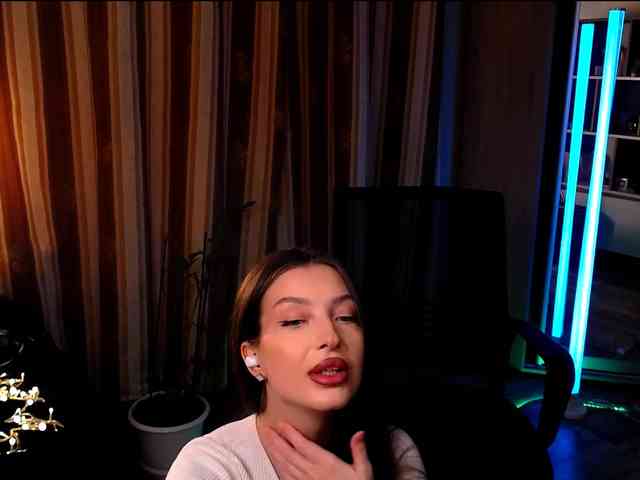 LauraBess webcam
