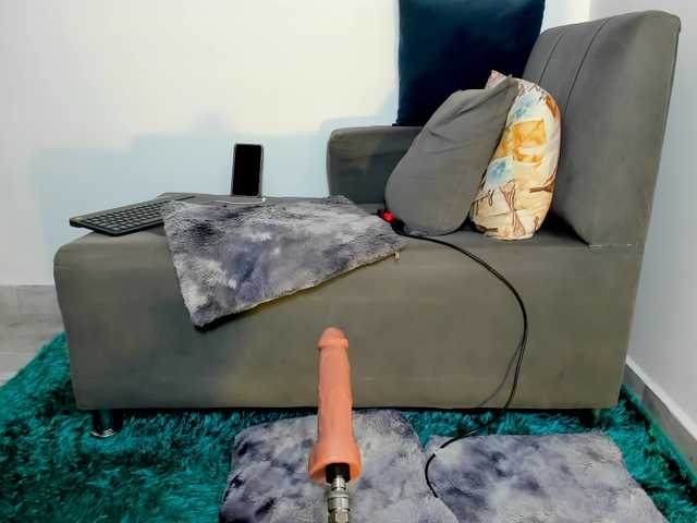 Amelie-hills's BongaCams show and profile