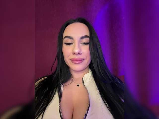 le modèle _EUPHORIAA_ est en webcam porno dans un show sur le site bongacams, il possède les tags suivants: White/Caucasian,Brunette,Shaved