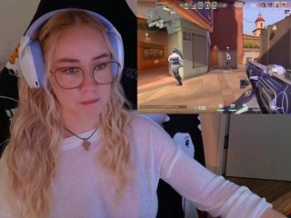 Emili1- Porn Show