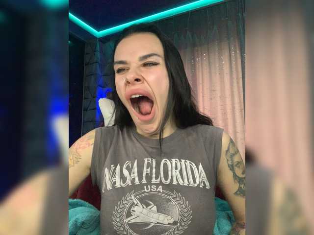 MaidenCrystal's BongaCams show and profile