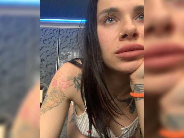 MaidenCrystal's BongaCams show and profile