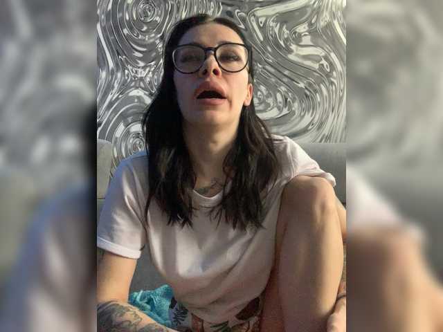 MaidenCrystal's BongaCams show and profile