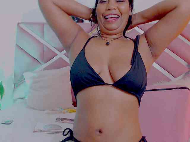 NiaPratt webcam