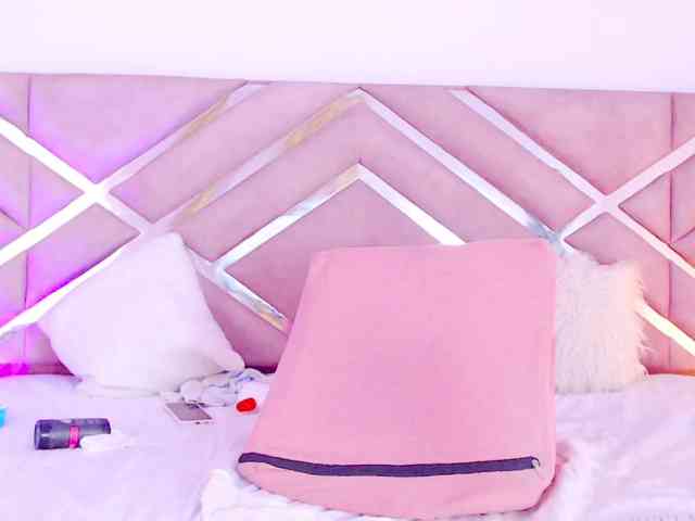 NiaPratt webcam
