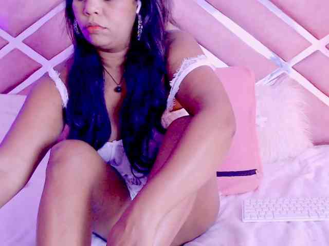 NiaPratt webcam