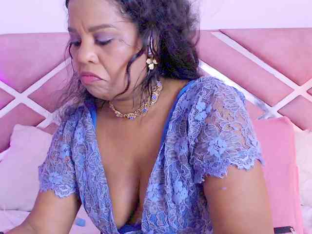 NiaPratt webcam