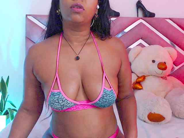 NiaPratt webcam