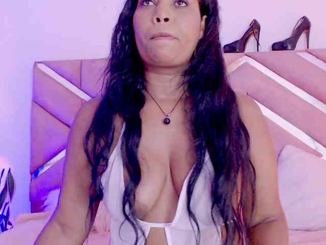 NiaPratt webcam